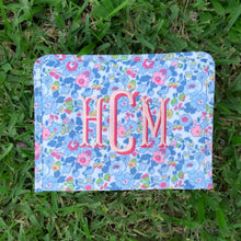Load image into Gallery viewer, Medium Bridgehampton Floral Roadie